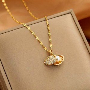 Rhinestone Clam Shell Pendant with Pearl Necklace